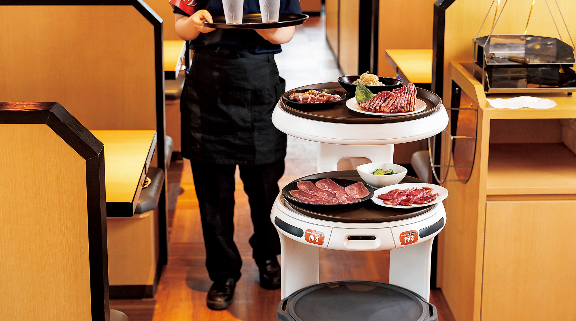 キッチンと客席を1日に300往復！今や「焼肉きんぐ」の名物スタッフ